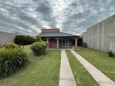 SE VENDE CASA MODERNA CON AMPLIO PATIO Y PILETA!