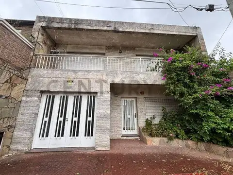 CASA EN VENTA EN ALBERDI, Warnes 1500.