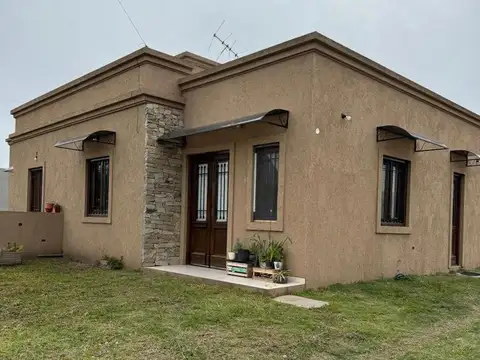 Casa con Escritura / Apta Crédito - Cañuelas