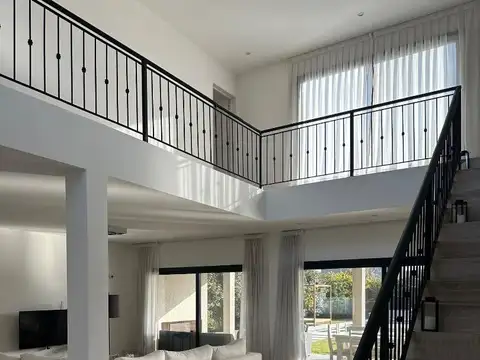 Casa en Venta con 5 cocheras