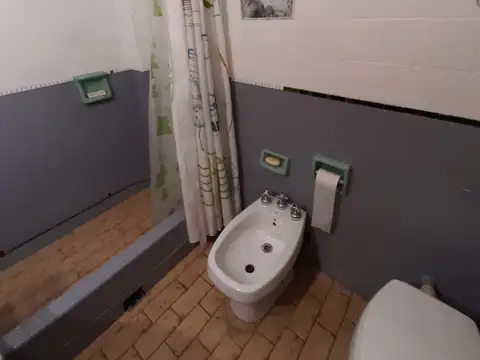 Casa 3 dormitorios, cochera doble y jardín en calle Dean Funes 3216 de Rosario