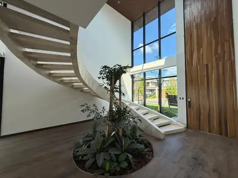 Casa en Alquiler con 4 cocheras