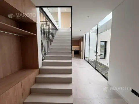 Casa 6 ambientes con 5 baños