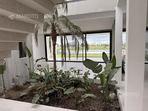 Casa en Venta con 6 cocheras