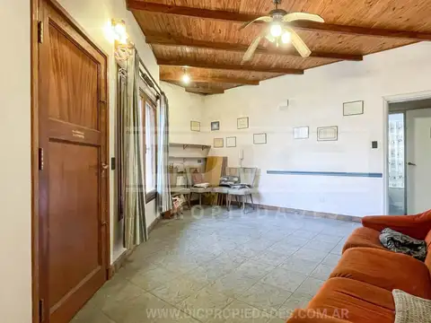 España  al 3900, esquina Debenedetti