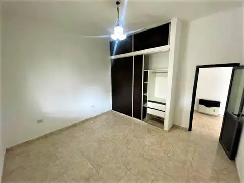 Casa 6 ambientes con 2 baños