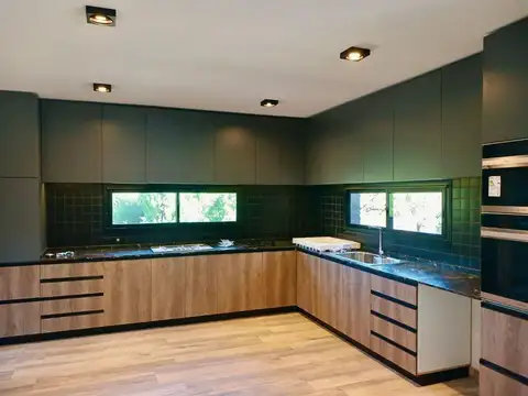 Casa 7 ambientes con 4 baños
