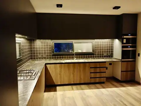 Casa 7 ambientes con 4 baños