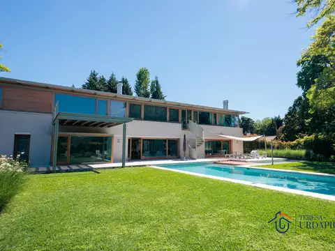 Casa en esquina cerca del club house y del Golf - Urdapilleta propiedades