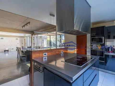 Casa en Venta con 2 cocheras