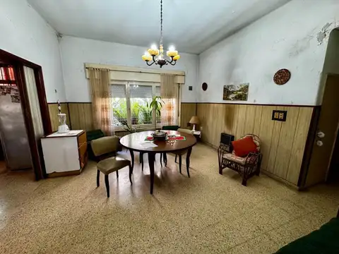 Casa 6 ambientes con 2 baños