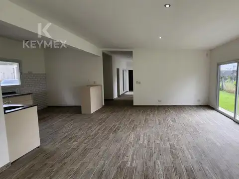 Casa en Venta con 3 cocheras