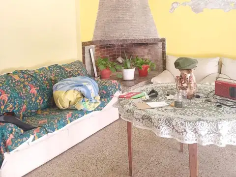DPTO 1 PISO X ESC. TIPO CASA. AL FTE C BALCON Y TERRAZA 