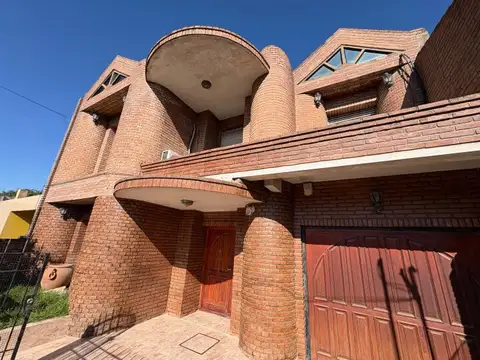 IMPORTANTE CASA A LA VENTA EN MERLO