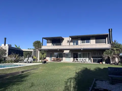 VENTA DE CASA EN DOS PLANTAS AREA 2 AL GOLF