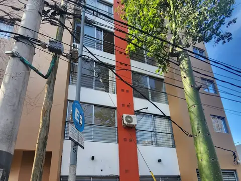 LUMINOSO 2 AMBIENTES EN PLANTA BAJA - BAÑO Y TOILETTE - $ 480.000 - EXCELENTE ESTADO