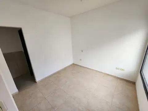 LUMINOSO 2 AMBIENTES EN PLANTA BAJA - BAÑO Y TOILETTE - $ 480.000 - EXCELENTE ESTADO