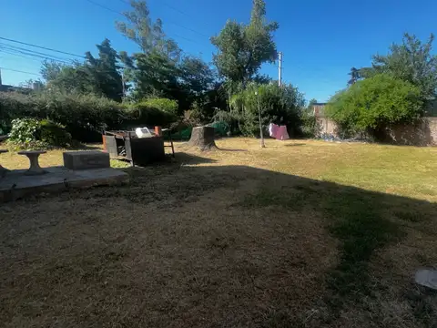 VENTA CASA 3 AMBIENTES C/ AMPLIO JARDÍN - BUENA UBICACIÓN - APTO CREDITO Y PERMUTA - SIN EXPENSAS !!