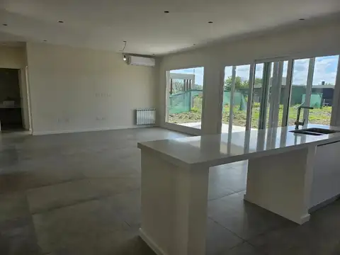 Casa 6 ambientes con 4 baños