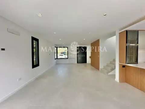 Casa 4 ambientes con 2 baños