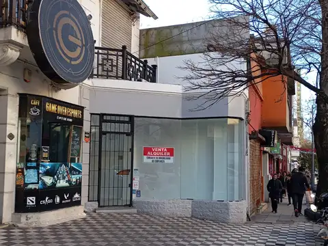 CENTRO - Catamarca 1601 - Local en dos plantas, patio, 3 baños, sala oficina o deposito / SIN EXPENSAS