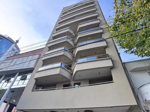 Departamento de 2 dormitorios con cochera en venta en La Plata sobre Calle 14 [Cod: 2852-482]