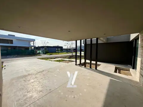 Casa en Venta con 4 cocheras
