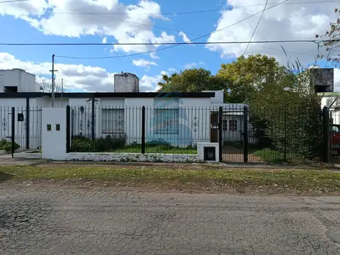 VENTA - CASA 3 AMBIENTES  PILAR CENTRO con JARDIN, PARRILLA - INVERSION