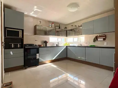 Casa en Venta con 4 cocheras