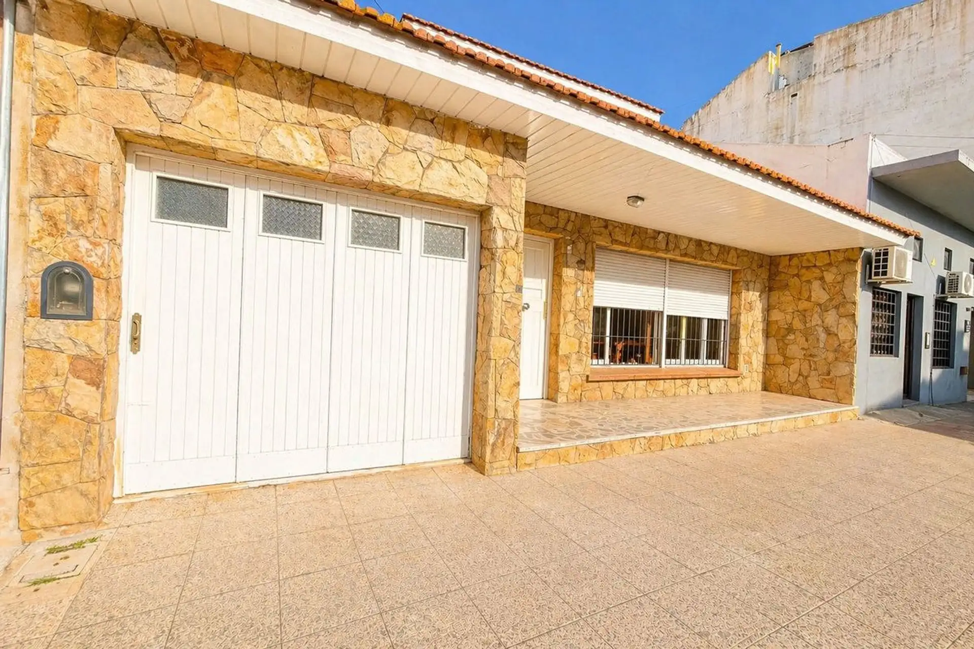 Chalet 4 amb en una planta, 3 dorm y doble cochera — Centro Balcarce