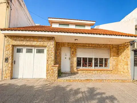 VENTA CASA 4 AMBIENTES CON DOBLE COCHERA CENTRO