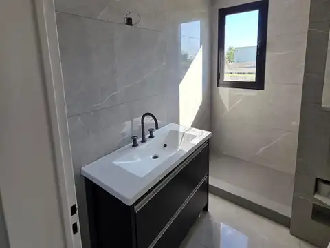 Casa 4 ambientes con 3 baños