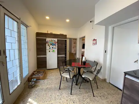 VENTA EXCELENTE CASA 5 AMB C/ PATIO, JARDIN Y COCHERA