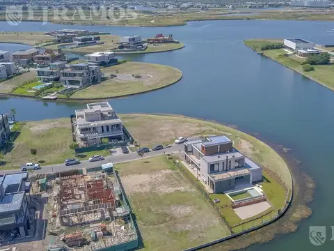 Casa con 3 suites, sobre el lago, en venta en LOS PUENTES, NORDELTA