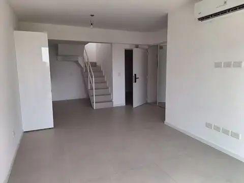 SEMIPISO EN DUPLEX A ESTRENAR, 3 AMB, POSIBILIDAD DE 4 AMB, 2 BALCONES, COCHERA
