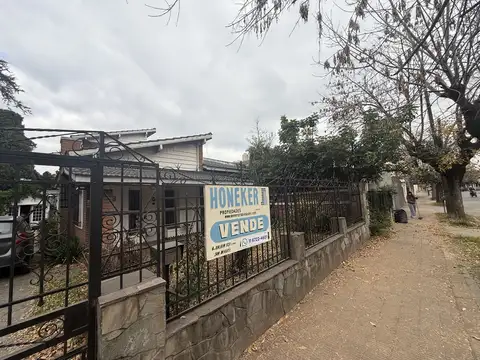 Casa a refaccionar con 4 dormitorios sobre lote de 600 m2