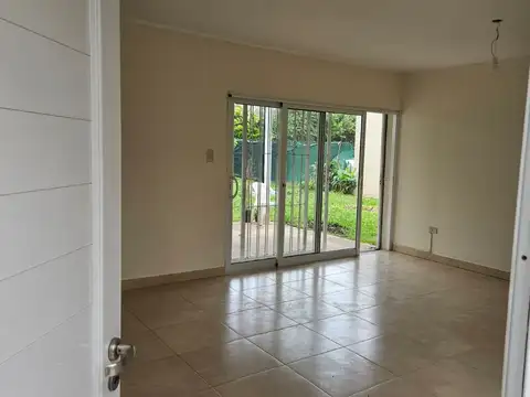 Casa en Alquiler con 1 cochera