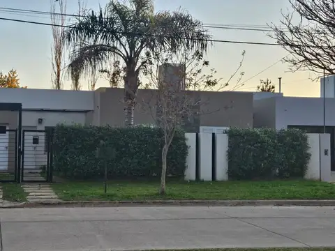 ALQUILER/CASA/2 DORM./GARAGE/B°EL BOSQUE