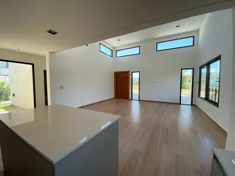 Casa en Venta con 4 cocheras
