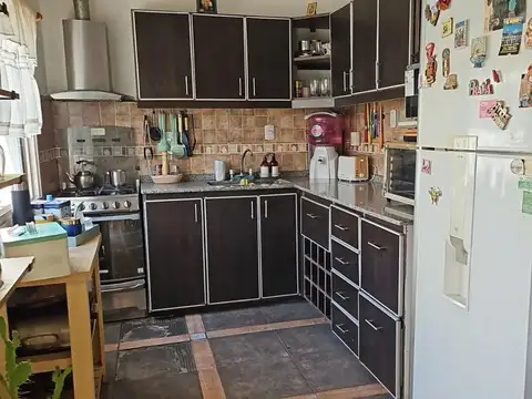 Casa en Lomas Del Mirador - 5 ambientes - Parrilla- Cochera - Pileta - Parque - Amplia - Oportunidad