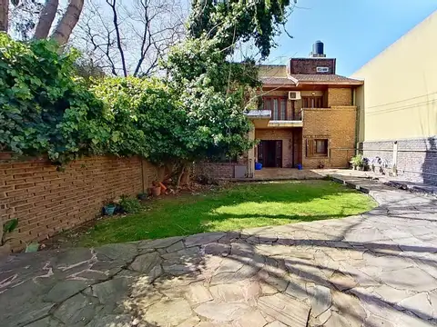 VENTA Casa con amplio parque y quincho en Quilmes Oeste