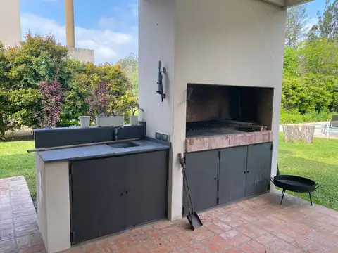 Casa 5 ambientes con 4 baños