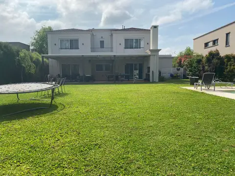 Casa en Barrio El Encuentro. Dos plantas en 1100m2. 5 ambientes. Impecable diseño y construcción.