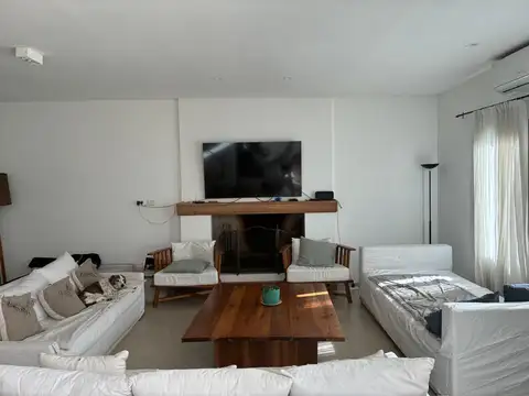 Casa 5 ambientes con 4 baños