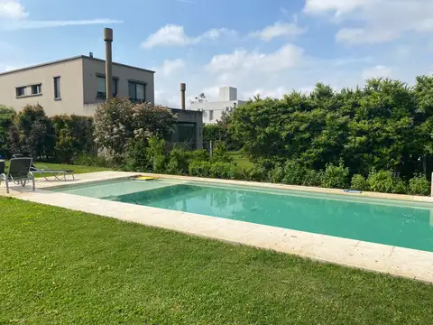 Casa en Venta con 4 cocheras