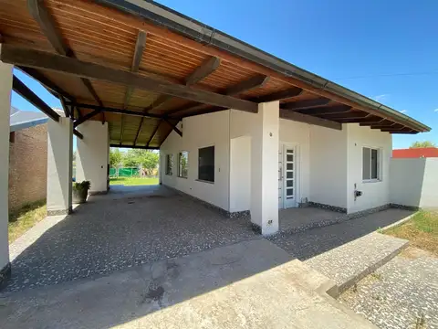 VENTA - Casa 2 Dormitorios, Cochera/ Galería con Parrillero - Roldán
