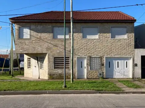 Venta en bloque de dos dúplex  de 1 dormitorio a refaccionar en La Plata.