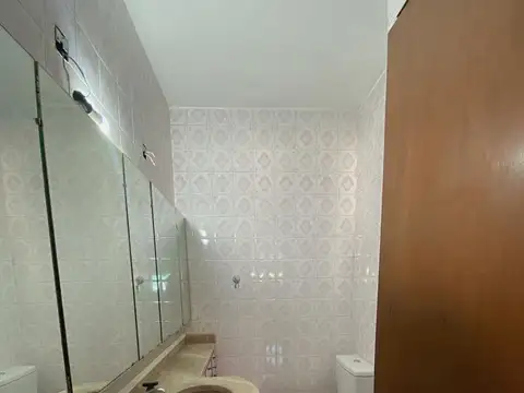 Excelente ubicación frente al teatro Argentino y vista a la catedral