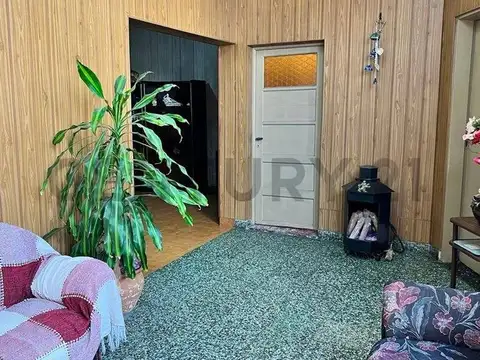 CASA C/TERRAZA JARDIN Y COCHERA CASEROS - Acepta permuta