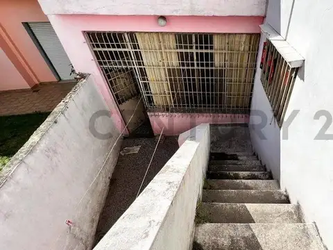 CASA C/TERRAZA JARDIN Y COCHERA CASEROS - Acepta permuta